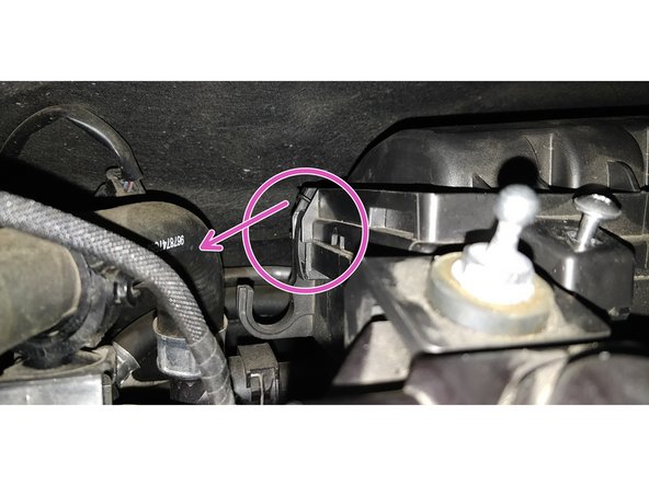 Déclipser le clips latéral en tirant dessus sur le côté