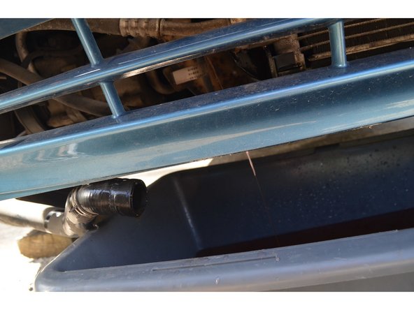 Retirez le collier de serrage de la durite de vidange puis tirez sur la durite pour la retirer.