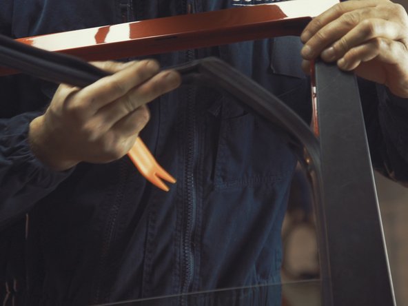 
Continue to release the seal in the corner of the door
