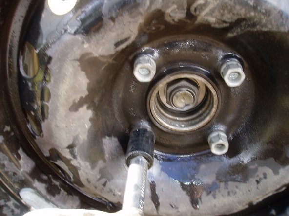 Visser les écrous de la roue.