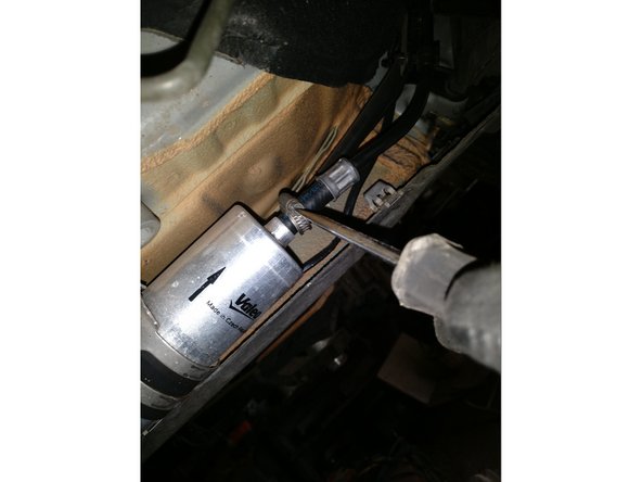 Localiser et dévisser à l'aide d'un tournevis plat, le collier de serrage situé au bout du filtre