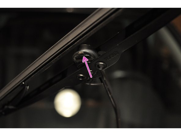 Utiliser la même méthode que l’étape 4 pour poser le balai d'essuie glace coté passager.