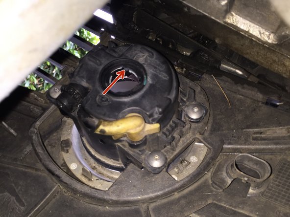 Réenclencher la nouvelle ampoule jusqu’à entendre le clic .