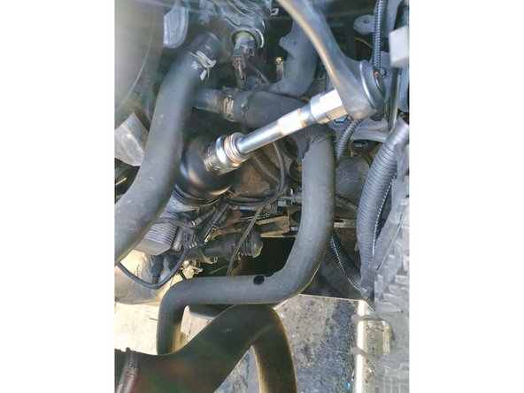 On ne doit rencontrer aucune résistance. Si le filtre est bien positionné, la cloche se visse très facilement à la main.