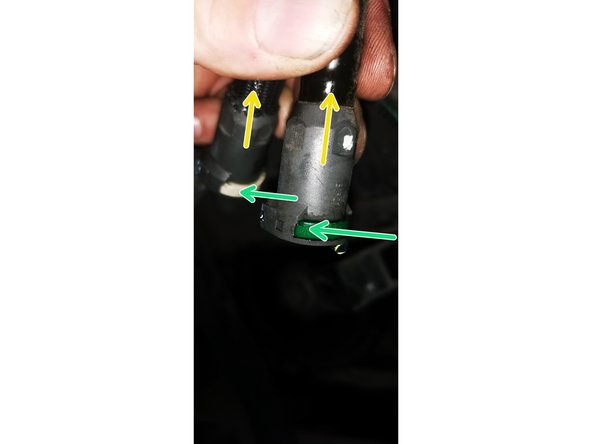 première chose a faire on retire la prise on appuis sur le dessus flèche rouge et on tire flèche jaune puis on dévisse l écrou clef de dix et on descend le filtre pour plus d accès au clips des durites on appuis sur le plastique vert et blanc avec le tourne vis plat et on tire vers le haut ça va couler un peu mettre chiffon ou bassine dessous