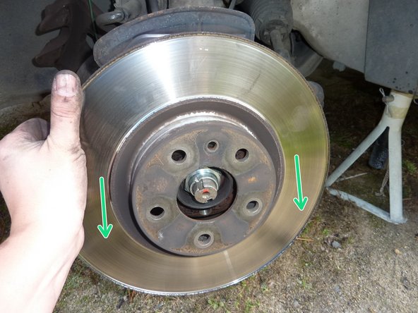 Déposer le disque usagé en tirant vers l'avant.