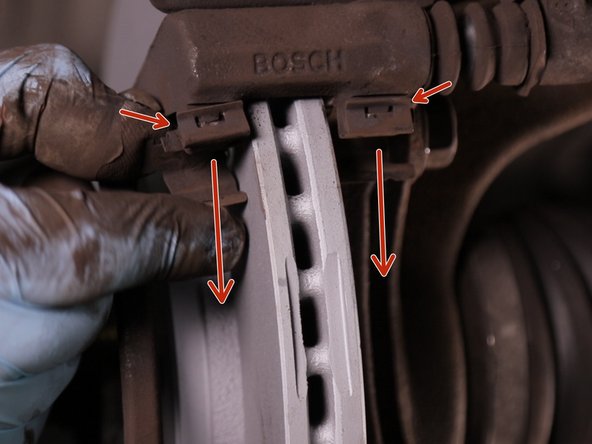 Retirez les 4 accroches plaquettes sur la chape à l'aide d'un tournevis plat