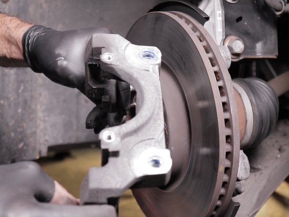 Tirer la chape vers le haut pour la retirer du disque