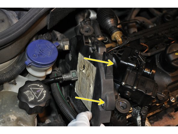 Déposer le carter supérieur de la courroie de distribution