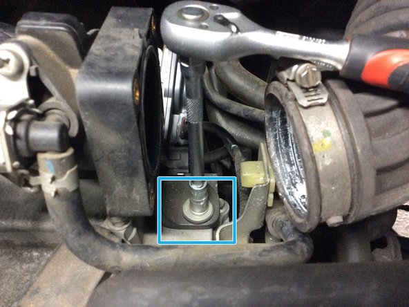 Dévisser l'écrou situé sous le papillon d'air.