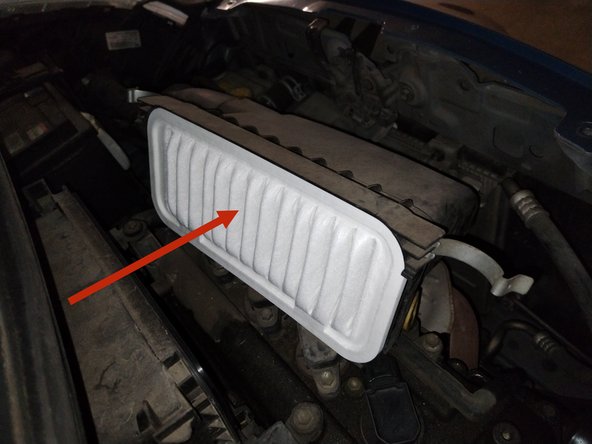 
Place the new filter in place of the old one. Check that the seal is correctly positioned all around the box. The larger side of the filter should face forward.
