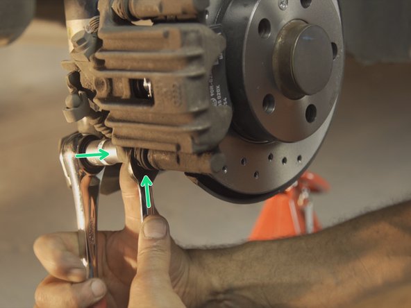 Resserrer les deux vis à l'aide du cliquet, de la douille de 13 et de la clé plate de 15 pour maintenir les colonnettes