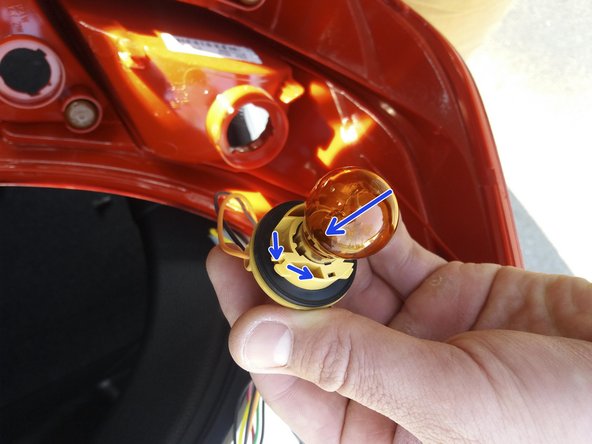 Pour enlever une ampoule de son support, vous devez appuyer dessus tout en la tournant d'1/4 de tour.