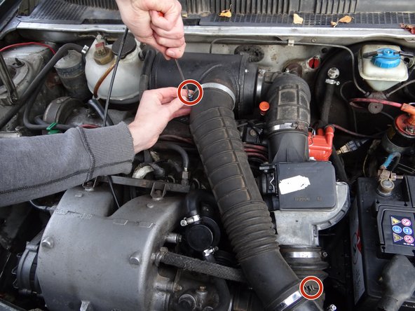 Desserrer les circlips puis retirer le conduit pour accéder au câble