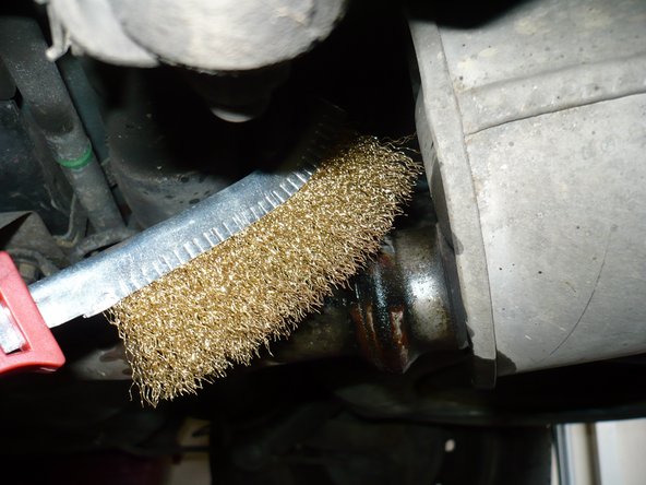 Déboîter le silencieux puis nettoyer la rouille à l'aide d'une brosse métallique