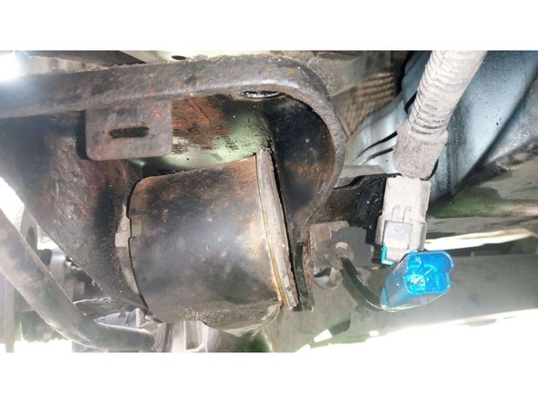 Débrancher et dégrafer de son attache les prises du capteur ABS (fiches bleues) et éloigner les cables en dégrafant la gaine ICTA de ses passants).