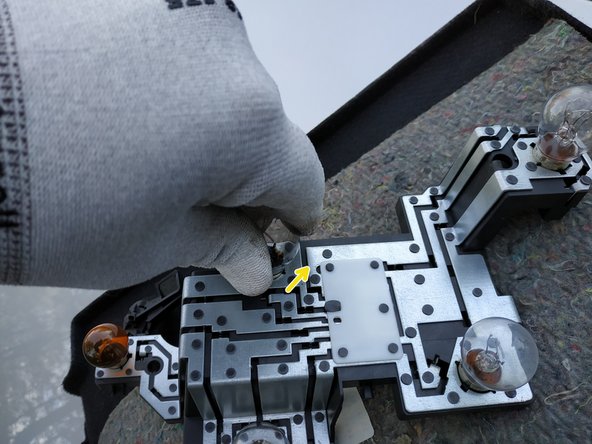 appuyer légèrement sur l'ampoule