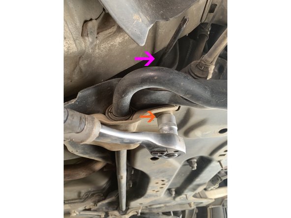 
Start by unscrewing the left nut with the E16 socket completely and then the right nut with the 21 socket and above the 50 torx key to hold it but do not unscrew it completely, this will help us for reassembly.
