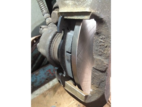 
The piston side pad is placed with the smooth edge at the top and the point at the bottom.
