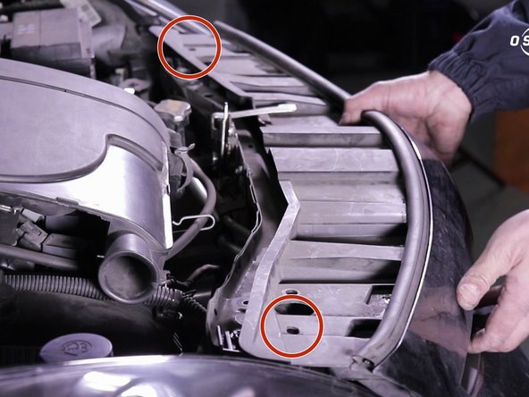 Remettre le pare-choc en place grâce aux repères sur le haut