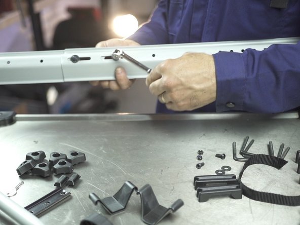 Serrer les deux écrous à l'aide de la clé allen fournis et d'une clé à pipe de 9