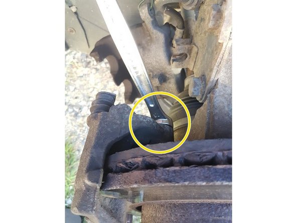 Une fois les plaquettes retirées, on accède au support d'étrier. Déposer ensuite le support d'étrier en dévissant les deux vis avec une clé de 18 situées du côté intérieur