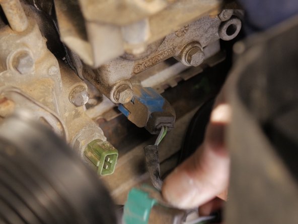 
Pinch the connector and pull to disconnect
