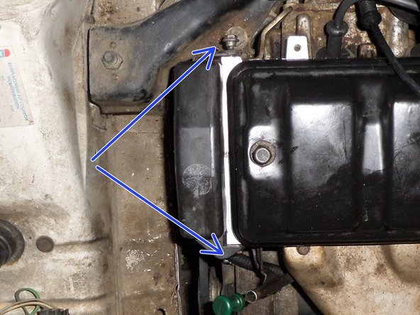 Déposer les deux vis du carter supérieur de distribution