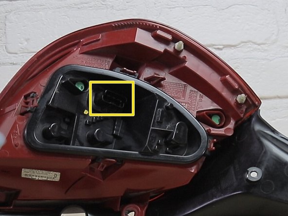 Comparer l'ancien et le nouveau feu arrière (dimensions, ergots,prise du connecteur)