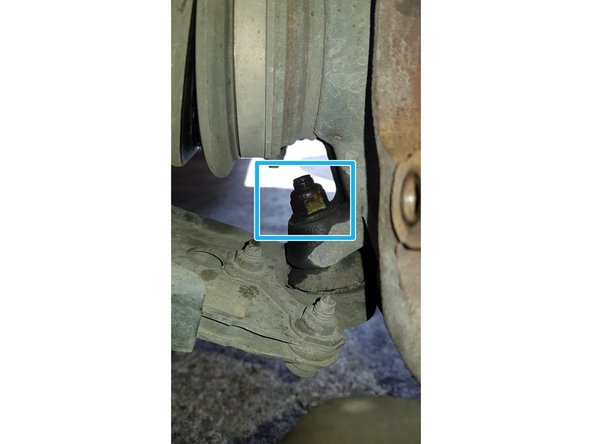 Avec une clé de 16mm débloquez l'écrou de la rotule de suspension