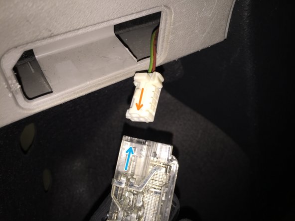 
Connect the electrical plug into the lamp holder.
