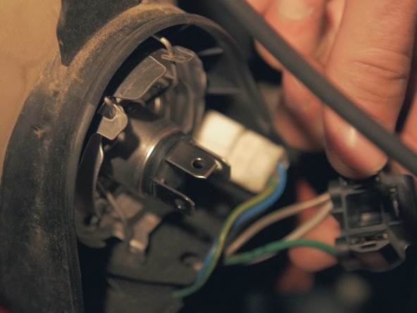 
Pull the connector to remove it
