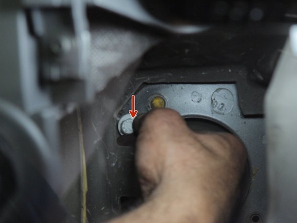 Replacer les deux vis et bloquer