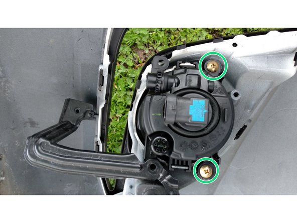 
First, only tighten the 2 fixing screws.
