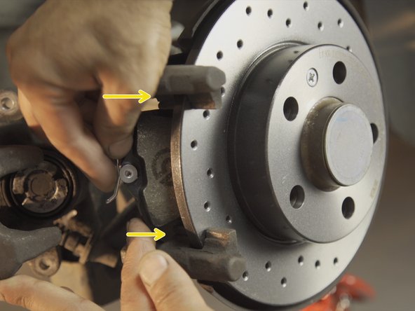 Replacer la plaquette sur la chape, la garniture face au disque