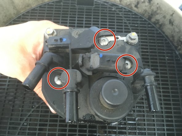 Dévisser les 3 vis de T15