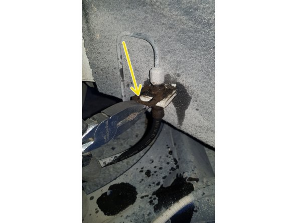 Pulvérisez du dégrippant/lubrifiant puis avec une pince retirez l&#039;agrafe de maintien .