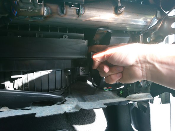 Ouvrir la trappe du filtre en déclipsant les 2 attaches à droite et à gauche de la trappe.