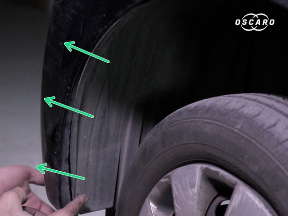 Passer le bord du pare-boue derrière le pare-choc