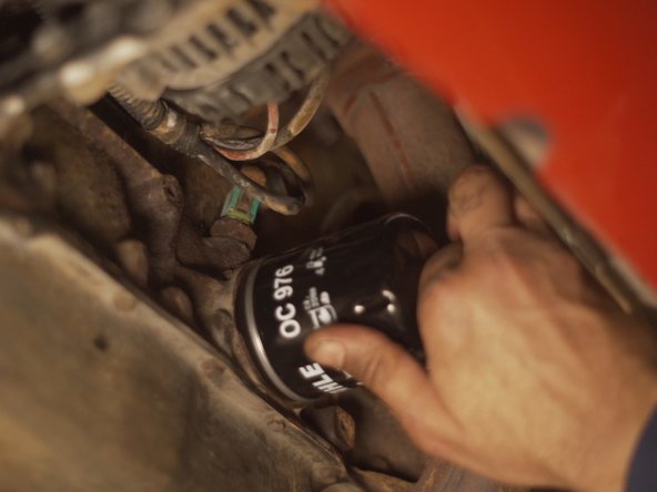 
Replace the oil filter in its location by screwing it in by hand quite tightly.
