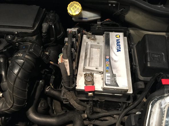 Remettre en place le support de la batterie ainsi que tous les branchements du calculateur. Puis la batterie.