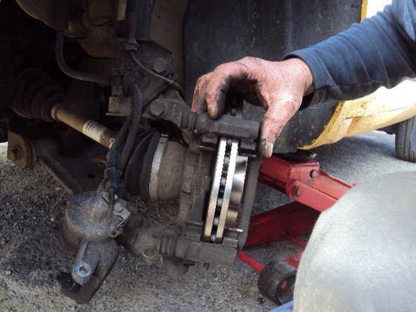 Replacez le porte-étrier comme il faut.