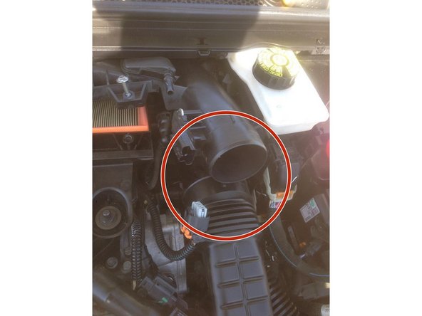 Vous pouvez maintenant enlever entièrement le couvercle du filtre à air, le filtre à air est maintenant visible donc retirer le en soulevant celui ci.