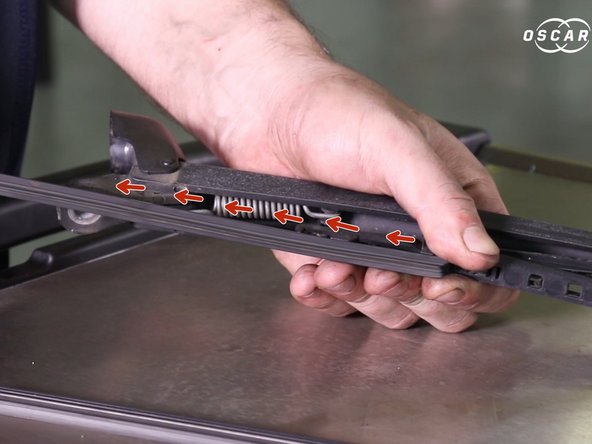 Retirer la lame du balai en la tirant vers vous