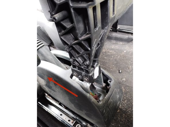 Déposer la console centrale en levant vers la gauche pour passer le frein à main sans oublier de débrancher le connecteur du bouton de start and stop