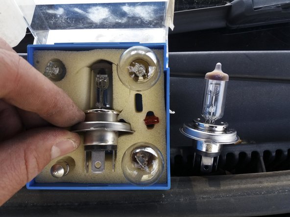 Sortir l'ampoule H4 et la remplacer par une ampoule neuve en vérifiant son équivalence (modèle, puissance...).