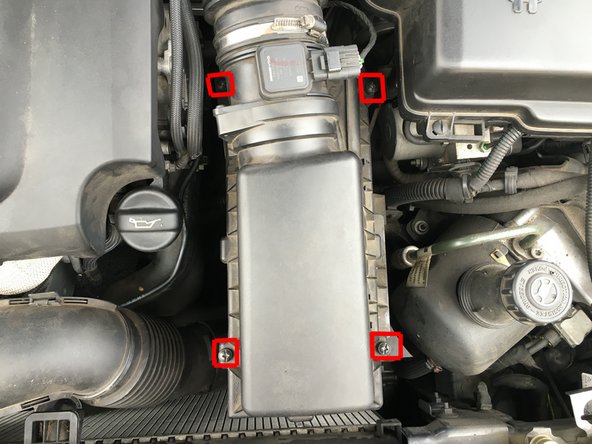 4 vis maintiennent le cache du filtre à air, munissez vous de votre tournevis pour les dévisser.