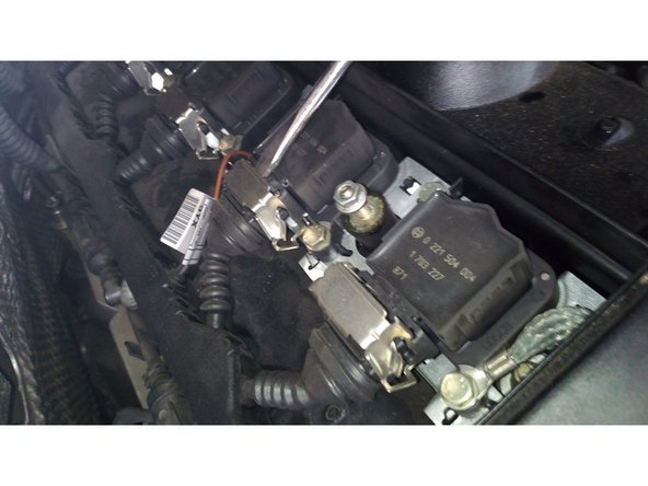 Pour débrancher une bobine, insérer un tournevis plat dans sa fixation métallique, et faire levier vers le haut