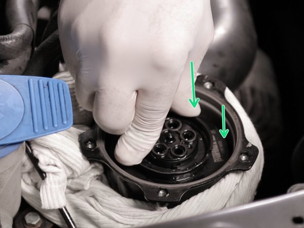 Replacer le nouveau filtre à carburant en l’enfonçant délicatement dans son emplacement