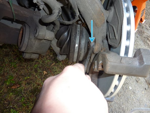 Approcher les 2 vis de fixation du support à la main.